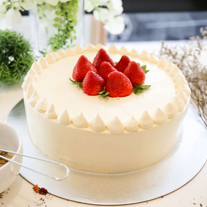 Strawberry Cake - 1 kg (KR Bakery)