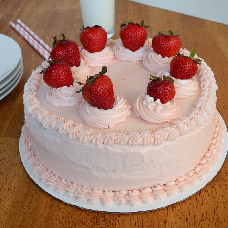 Strawberry Cake - 1kg (The Cake World)